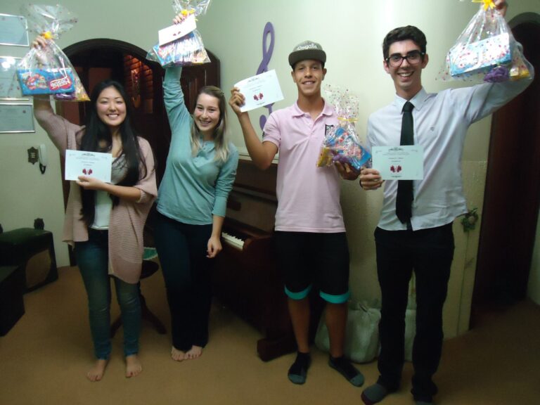 Alunos formandos do Eu Amo Piano