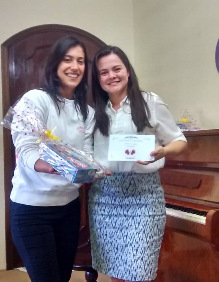 Aline entregando certificado para aluna