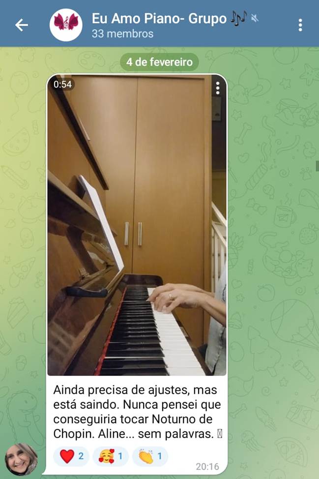 Aluna tocando Noturno de Chopin no piano