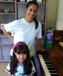 Aline com aluna de piano
