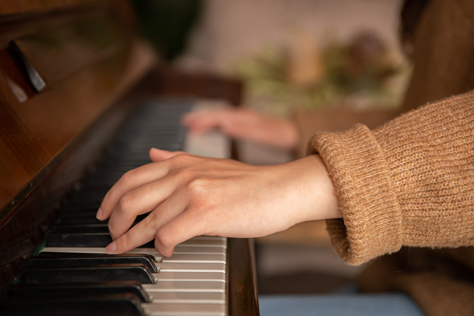 Pessoa tocando piano